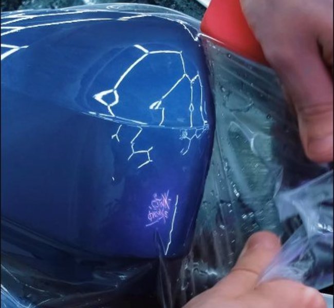 Нанесение плёнки KPPF #24 на зеркало Audi Q3