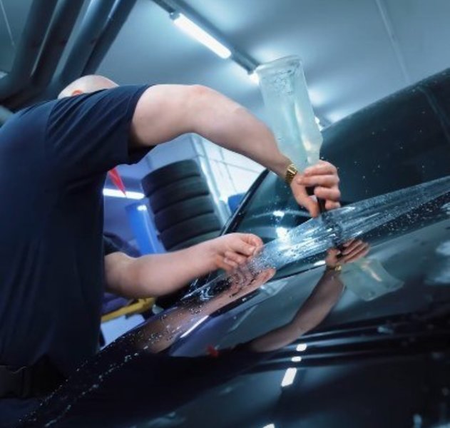 Мастер наносит плёнку KPPF #24 на Toyota Camry — Barmaley Design Москва