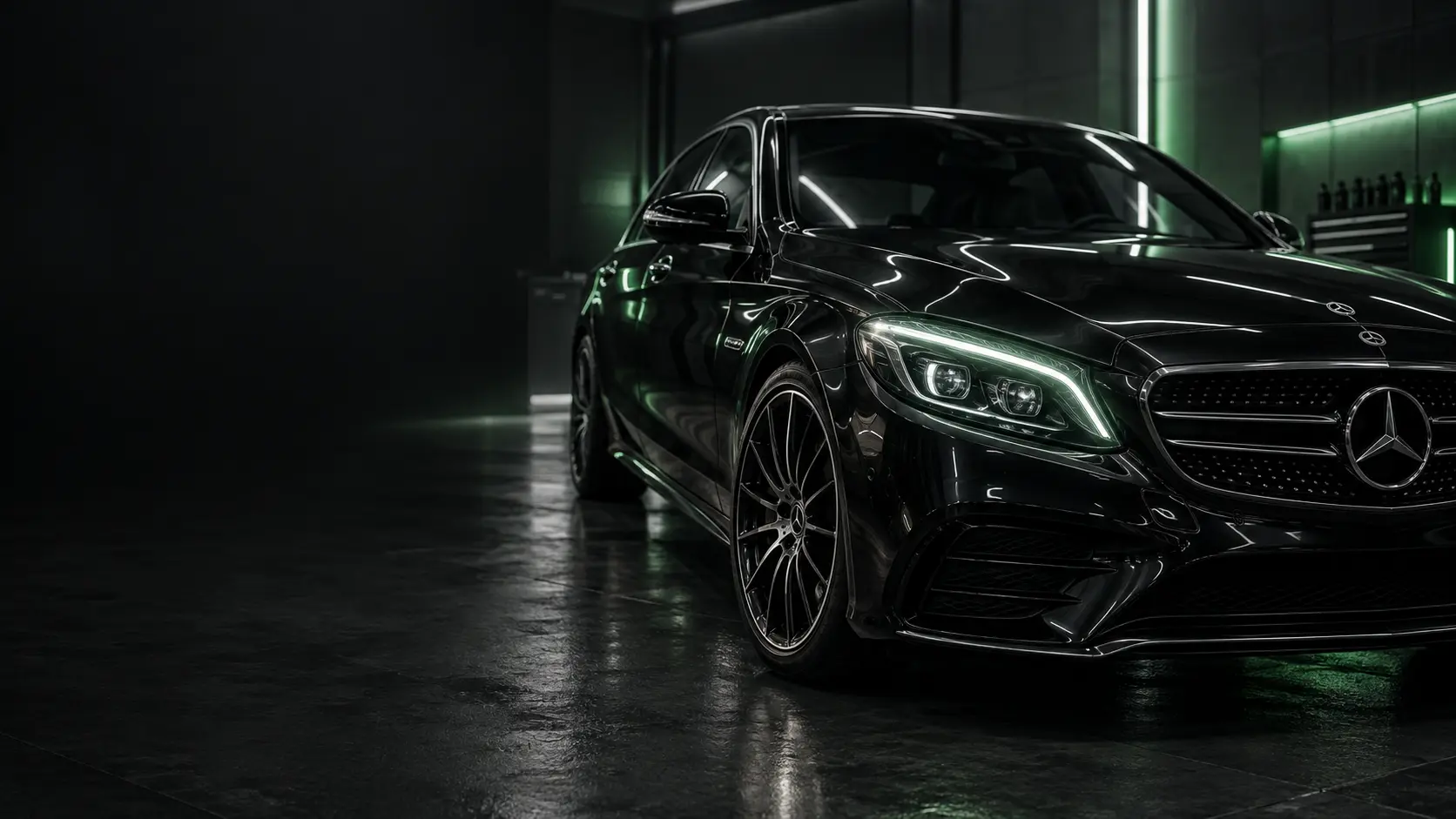 Чёрный Mercedes с акцентом на защищённой передней оптике