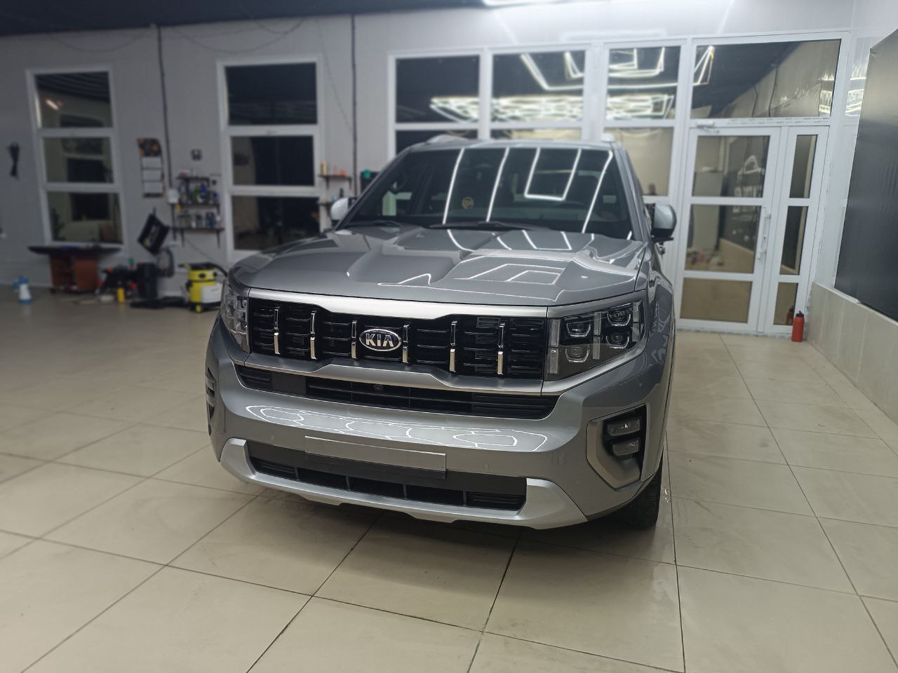 kak-myt-mashinu-v-poliuretanovoj-plenke-rekomendacii_1