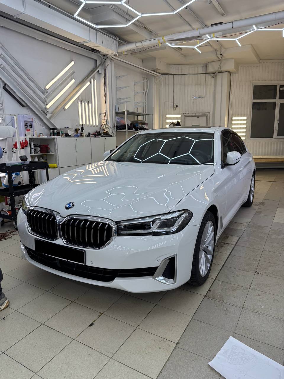 kak-myt-mashinu-v-poliuretanovoj-plenke-rekomendacii_3