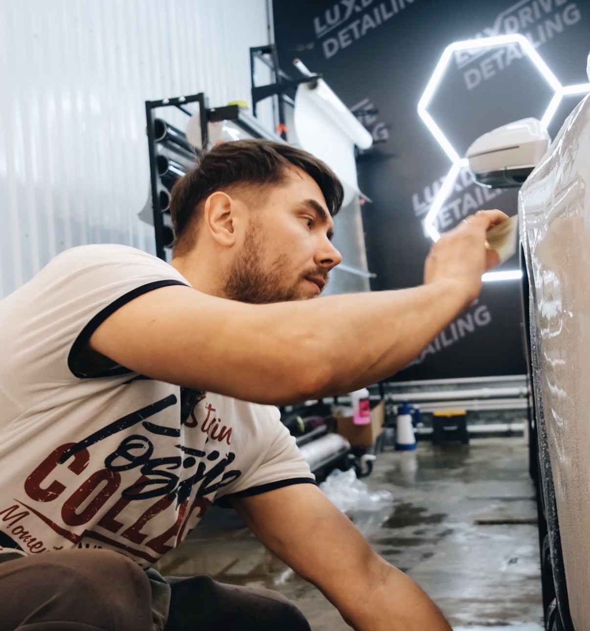 variantyi-bronirovaniya-belyix-mashin-ot-chastichnoj-do-polnoj-oklejki_1