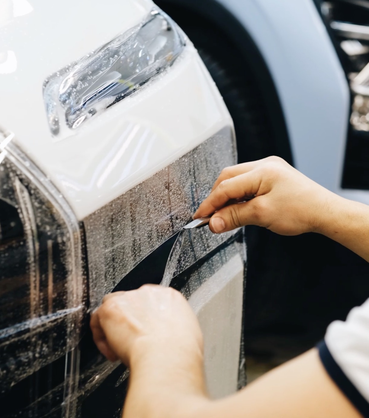 broneplenka-na-beluyu-mashinu-vyibor-materiala-i-nyuansyi-ekspluataczii_2