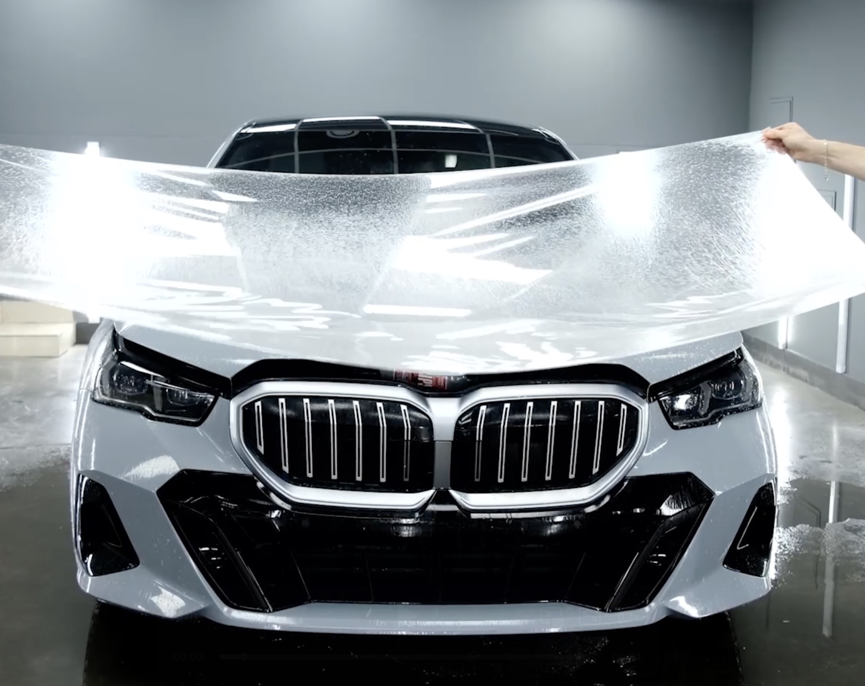 chastichnaya-oklejka-avtomobilya-zashhitnoj-plenkoj-kakie-zonyi-vyibrat-i-skolko-eto-stoit_1