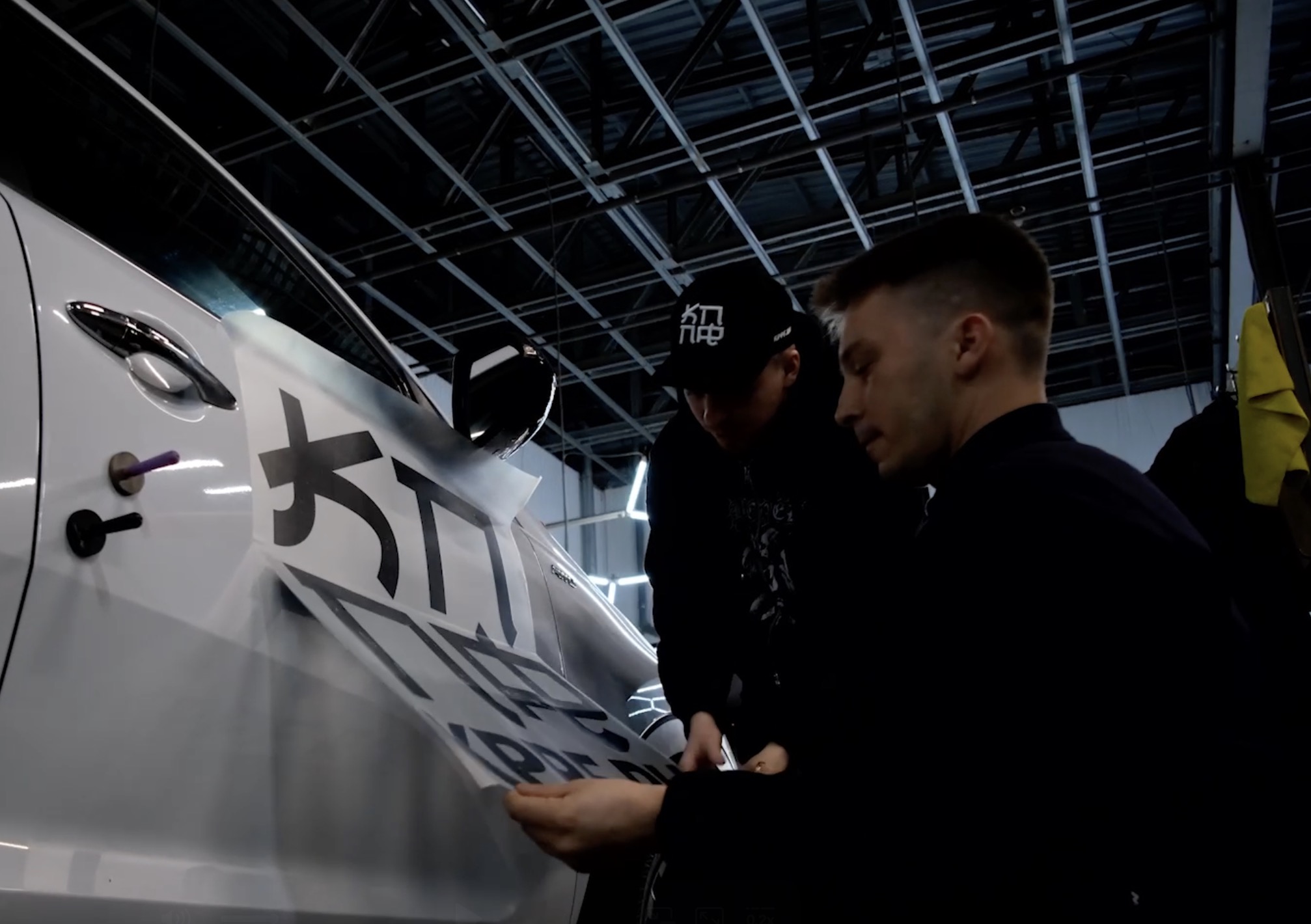 kak-myt-mashinu-v-poliuretanovoj-plenke-rekomendacii_4