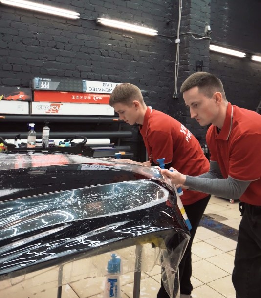 Оклейка капота и бампера полиуретановой плёнкой_3